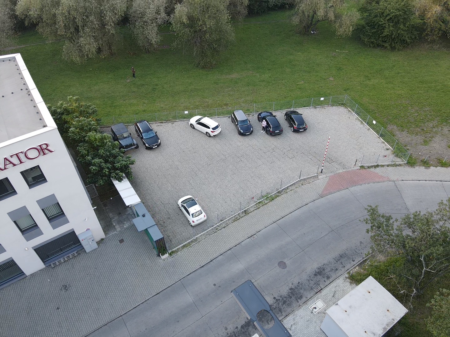 Parking po prawej stronie budynku - dodatkowe miejsca postojowe dla klientów notariusza