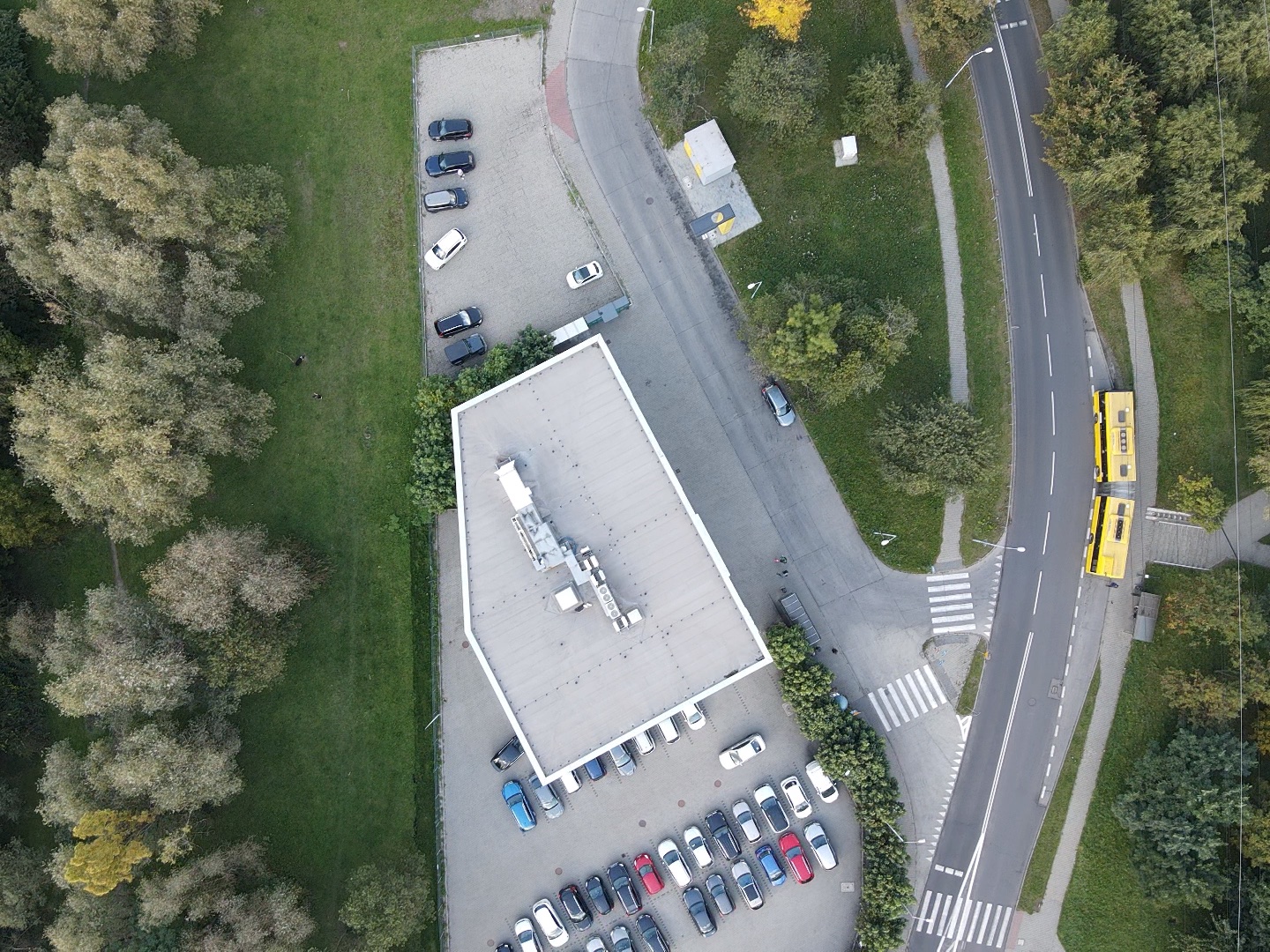 Widok ogólny na oba parkingi dla klientów notariusza